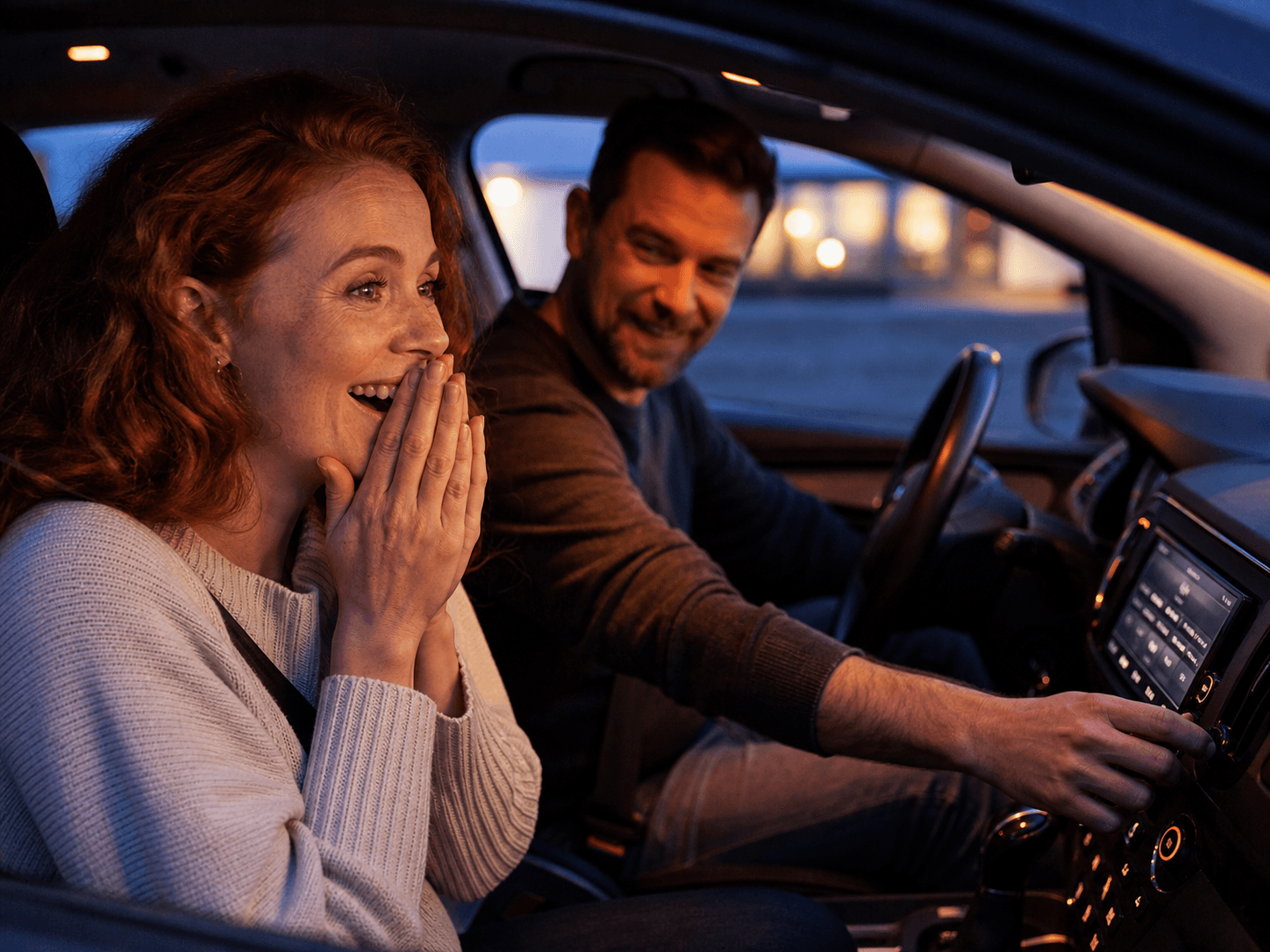 Paar sitzt glücklich zusammen im Auto